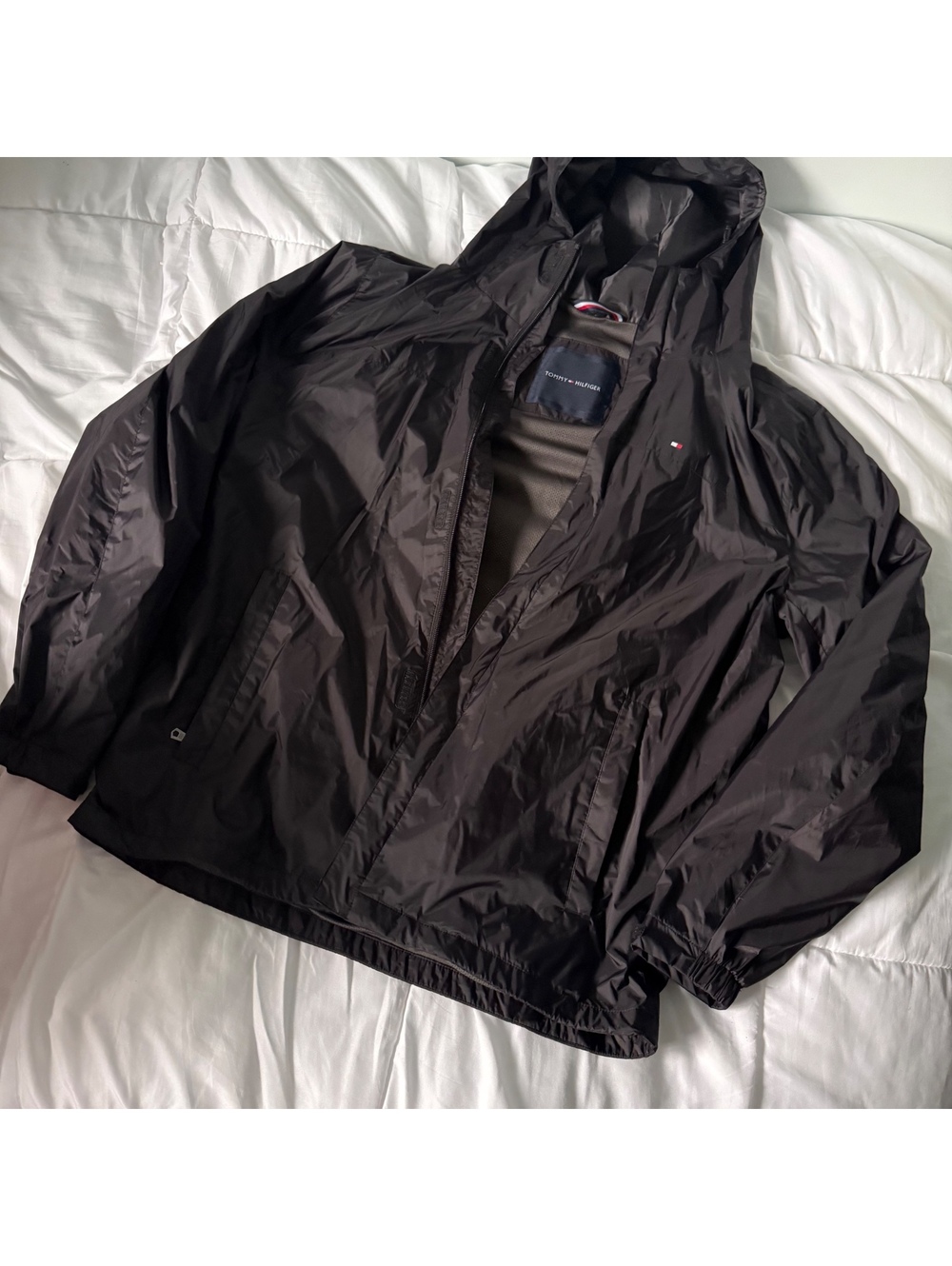 Black Tommy Hilfiger windbreaker jacket with hood large